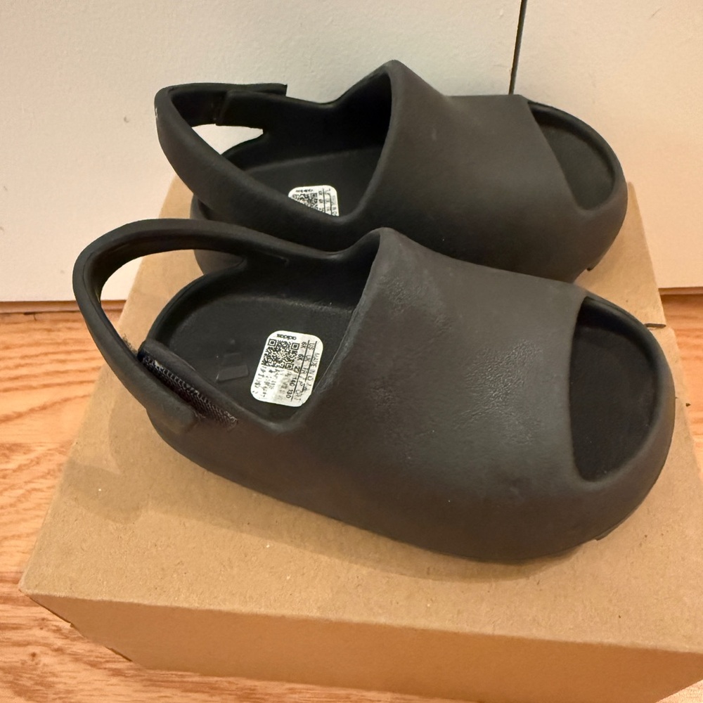 Yeezy Slides - Picture 4 of 9